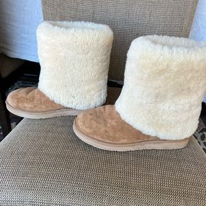 Ugg fur boots women’s size 9 RARE